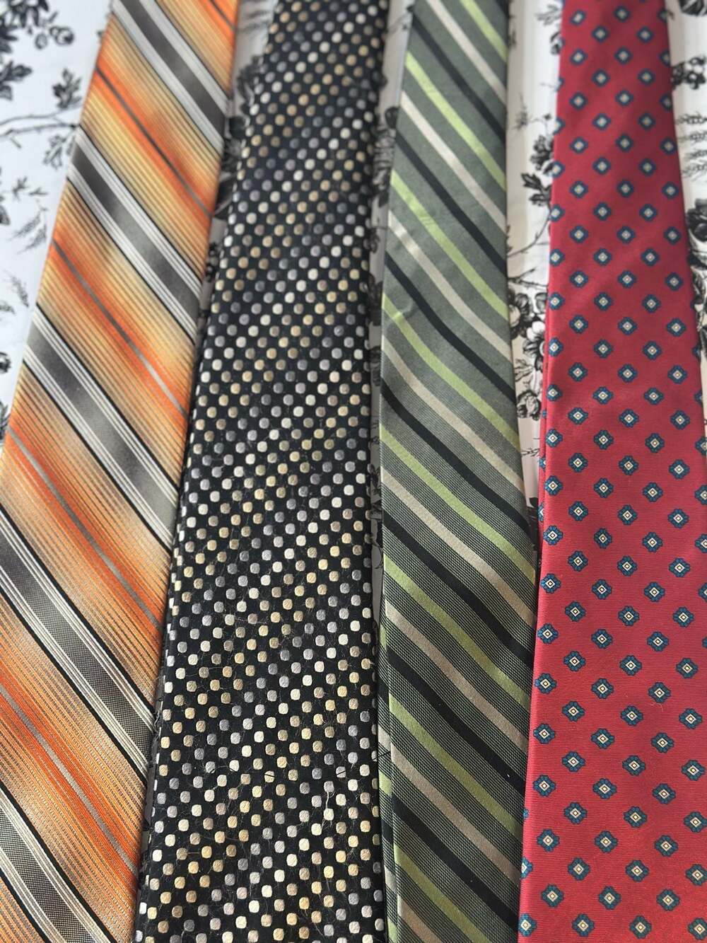 Lot 4 Men's ties: Van Heusen Striped, Geoffrey Beene Polka Dot, J.Ferrar Striped